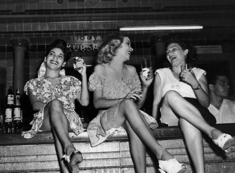 Three women perched on the bar at the Cabaret Kursal nightclub in Havana, Cuba, circa 1950. (Photo by Herbert C. Lanks/FPG/Hulton Archive/Getty Images)